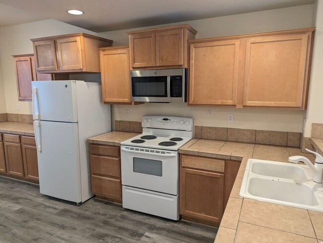 Building Photo - Minutes from Nike and One Week Free! 2 Bed...