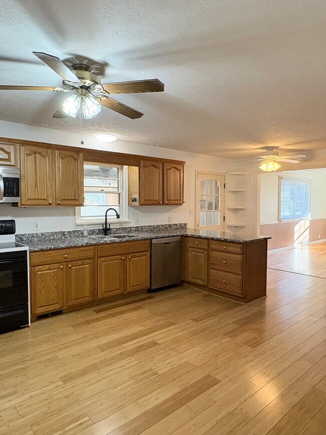 Building Photo - 11 Hightower Ct