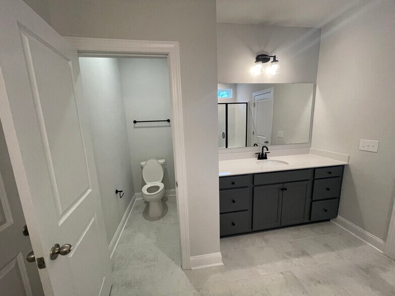 Building Photo - 704 Sutherland Ct