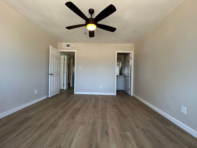 Building Photo - 540 W Del Campo Ave