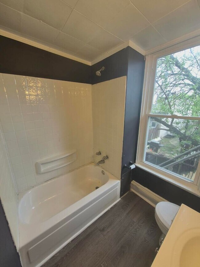 Building Photo - 417 Emma St