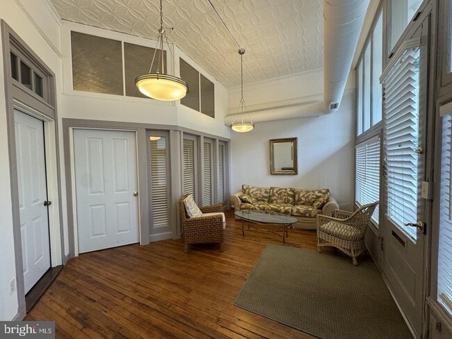 Primary Photo - 328 S Broadway