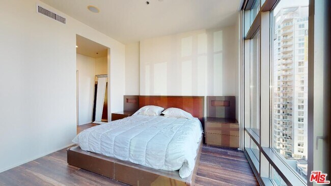 Building Photo - 1100 S Hope St