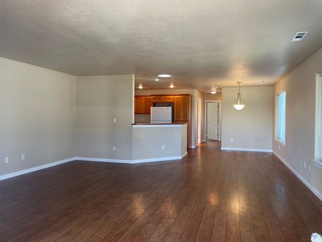 Building Photo - 55 Plus Community-1 Bedroom 1 Bath---Bonus Room/Office Space-Located in Friendly Central Point