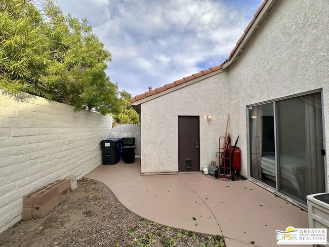 Building Photo - 9939 Vía Real