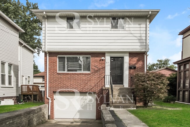 Building Photo - Cheerful and Welcoming Home for You!