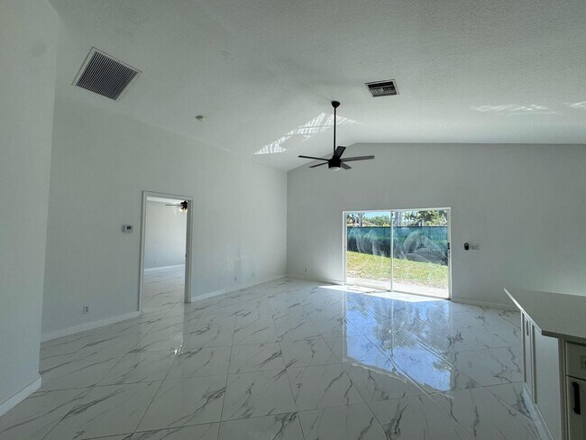 Building Photo - 240 Malibu Cir