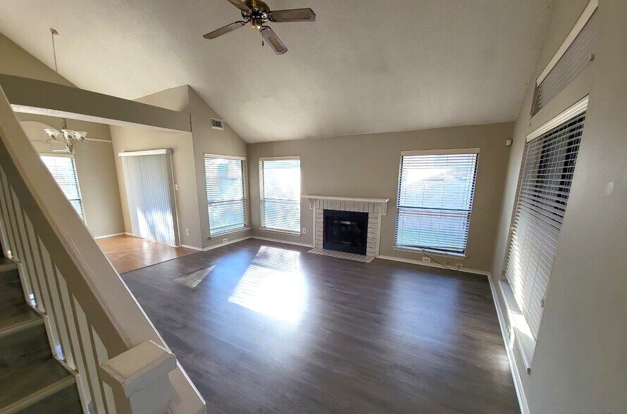 Building Photo - 6301 Fairlane Dr