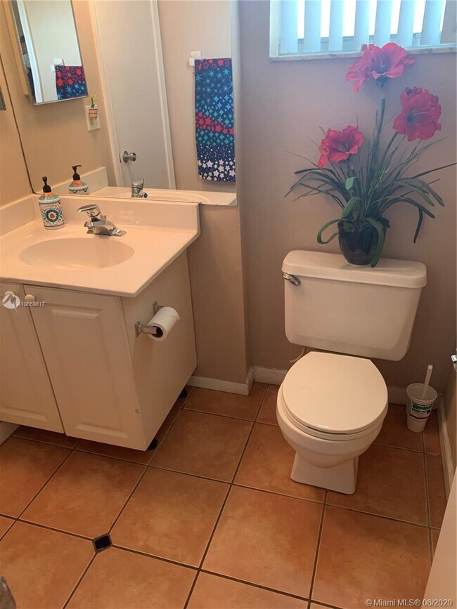 Building Photo - 9450 Poinciana Pl