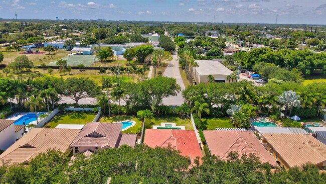 Building Photo - 1050 Delray Lakes Dr