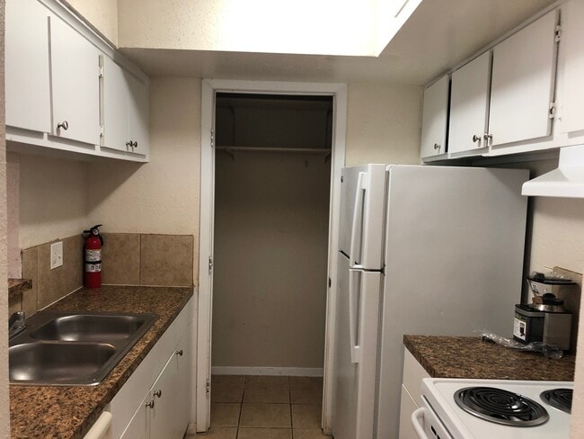 Building Photo - 716 Memorial Mews St