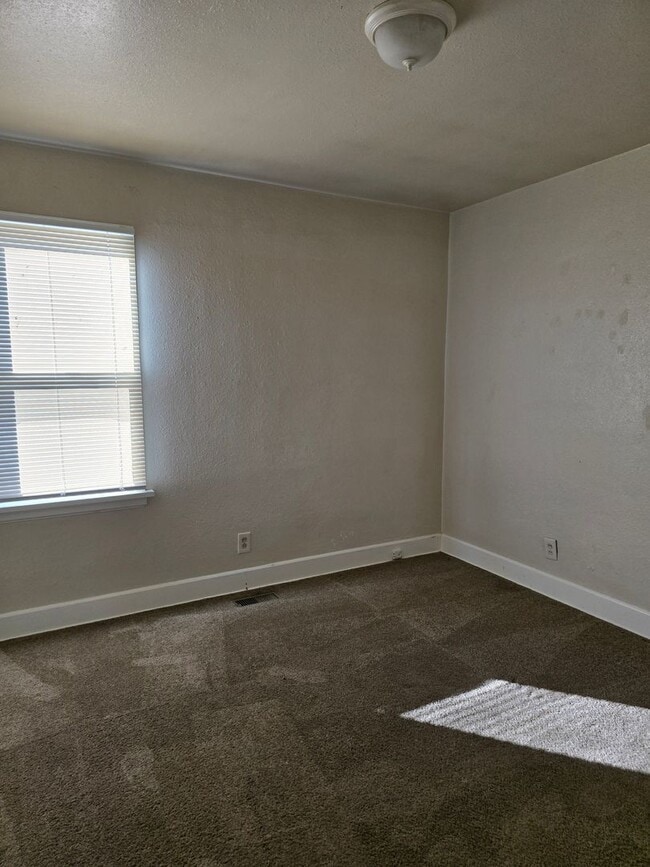 Building Photo - 2 Bedroom House w/ Detached Garage