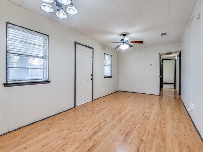 Building Photo - 9311 Oakland Dr