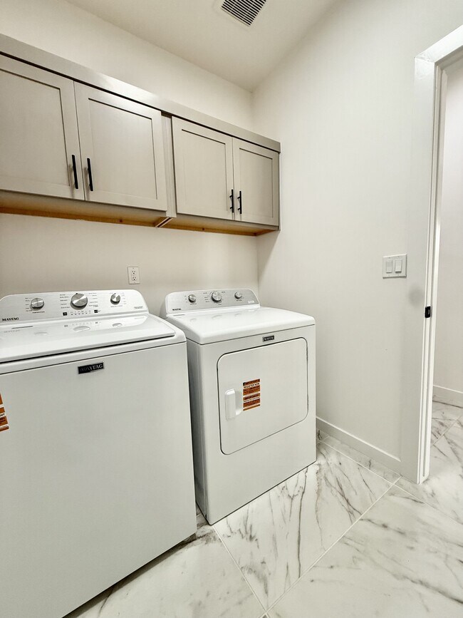 Building Photo - 15052 Destination Ave