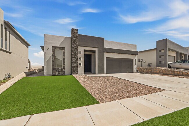 Building Photo - 4 bedroom with outdoor kitchen, fully landscaped in 79928