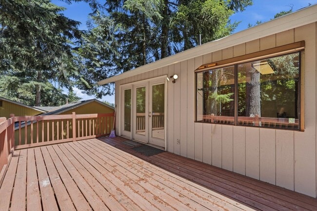 Building Photo - Sweet and spacious home in Beaverton with a garage and large fenced yard available now!