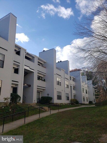 Building Photo - 1639 Carriage House Terrace