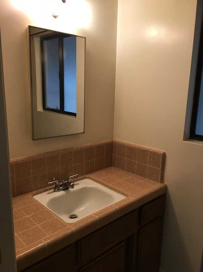 Building Photo - POOL!  Nice 3+2.5 Southwest Bakersfield - Laurelglen Area