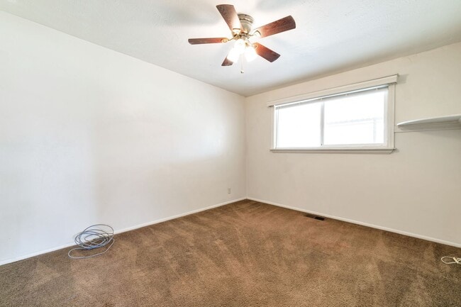 Building Photo - 3 Bed - 1 Bath Home in Sunset - Huge Yard ...