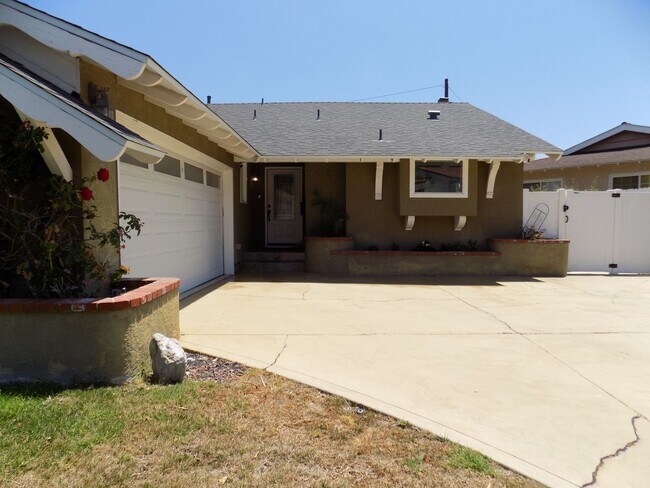 Building Photo - Ranch Style 1 Level, 3Bed/2Bath, Miraleste Pines, Custom Touches Everywhere