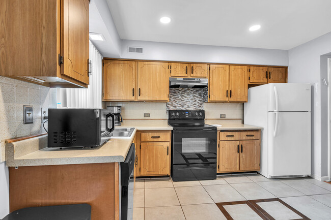 Building Photo - 9405 Bay Colony Dr