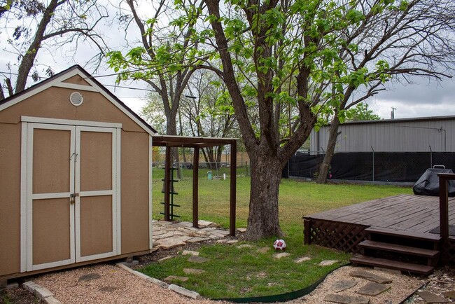 Building Photo - 208 Shaw St