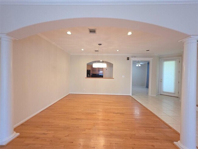 Building Photo - 9260 Deepwater Dr