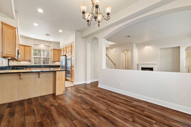 Building Photo - Gated Somersett Home!
