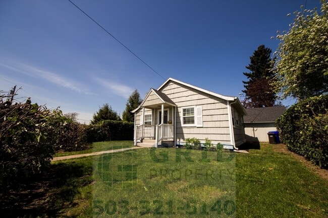 Building Photo - Charming 2 Bedroom Home Available in Woodstock Neighborhood!