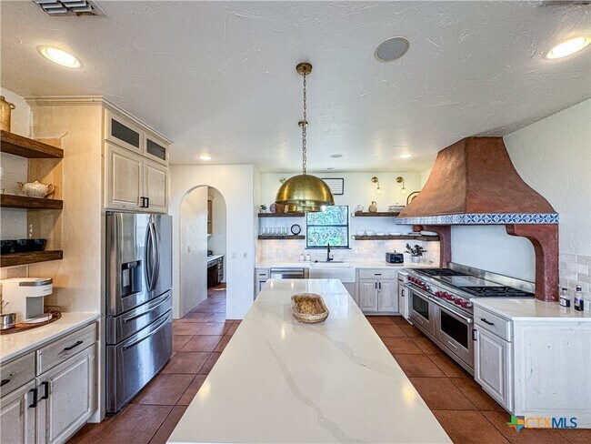 Building Photo - 2000 Village Oak