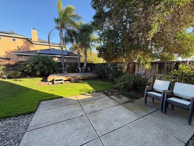 Building Photo - Large two story in Rose Hollow neighborhoo...