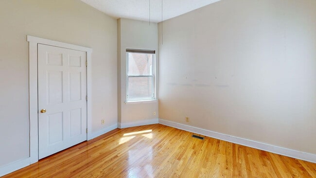 Building Photo - 1369 Summit St