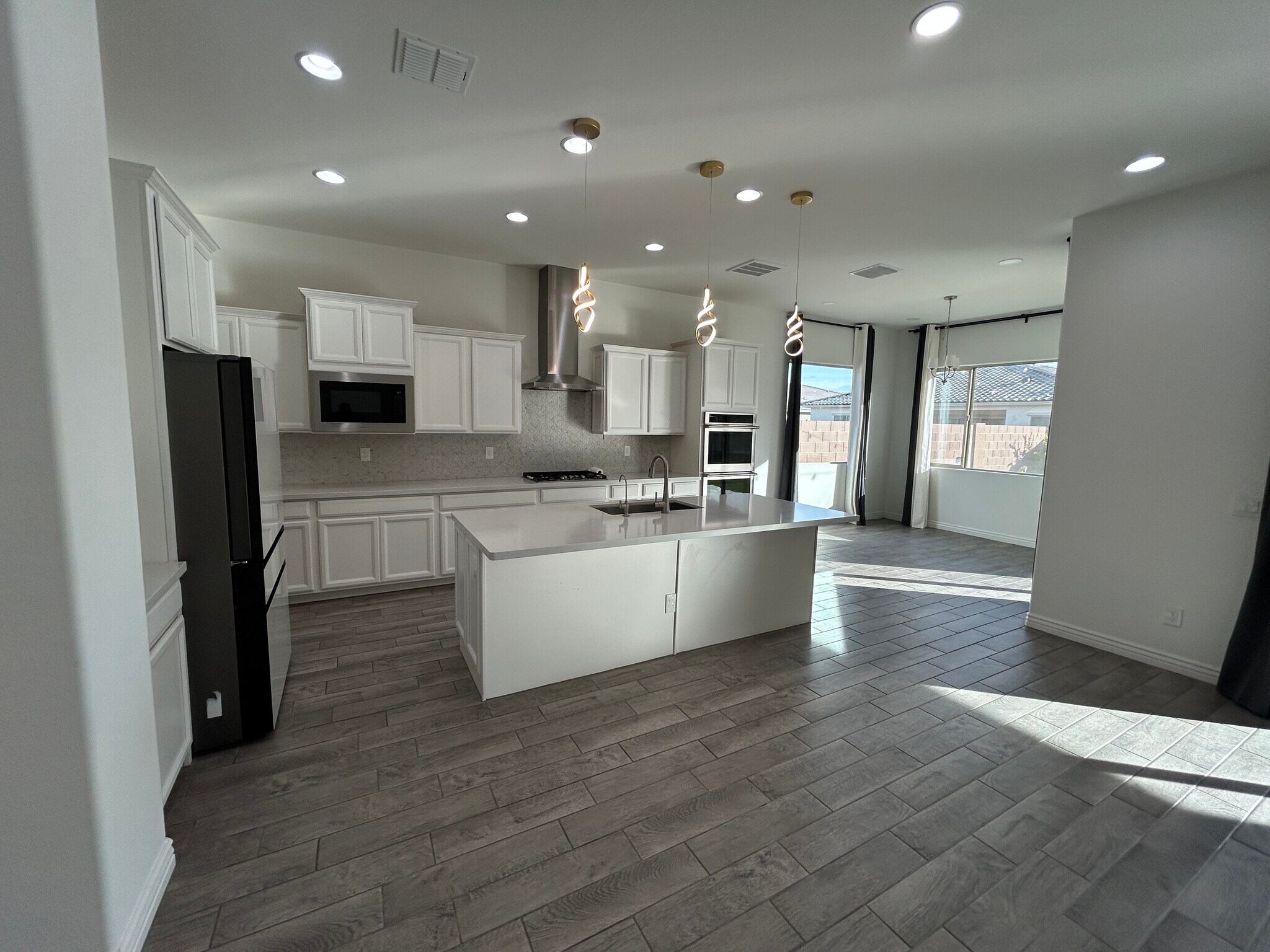 Building Photo - 8731 W Wagon Wheel Dr