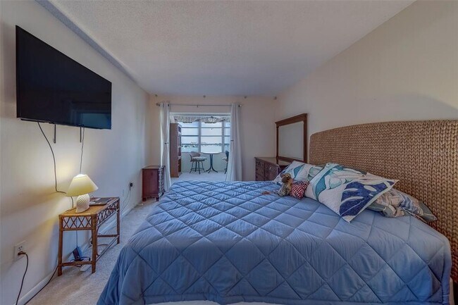 Building Photo - 4575 Cove Cir