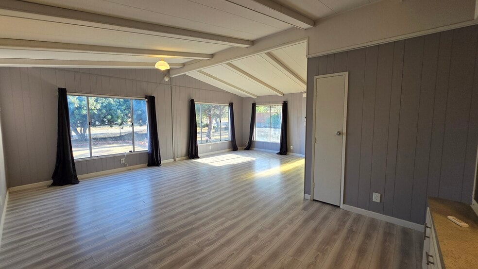 LARGE ROOM - 18950 Woodcrest Ln