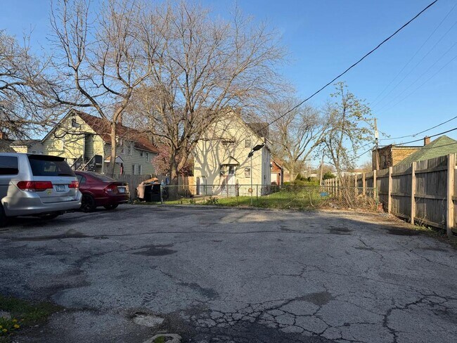 Building Photo - 930 S Victory St