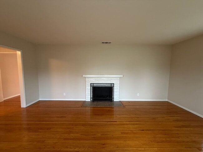 Building Photo - Beautiful Home in a Lovely Neighborhood! Available Spacious 2 Bedroom and Two Bathroom!