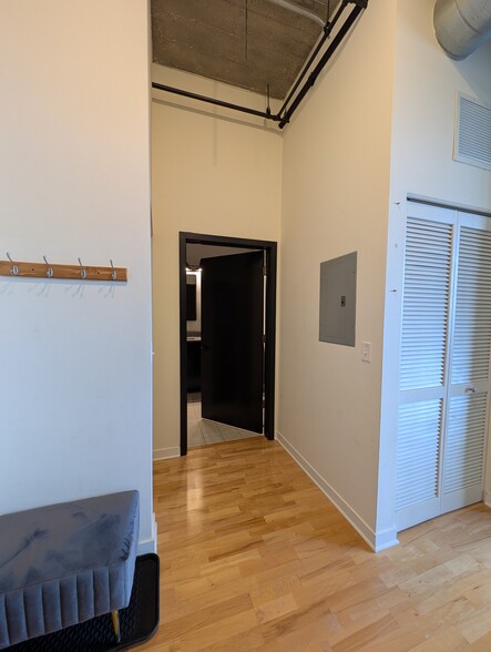Building Photo - 3963 W Belmont Ave