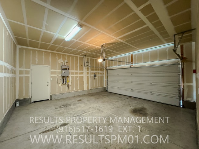Building Photo - Luxury at great price! Looks like a model!...