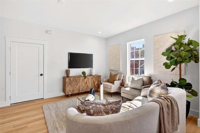 Building Photo - 439 W 9th St