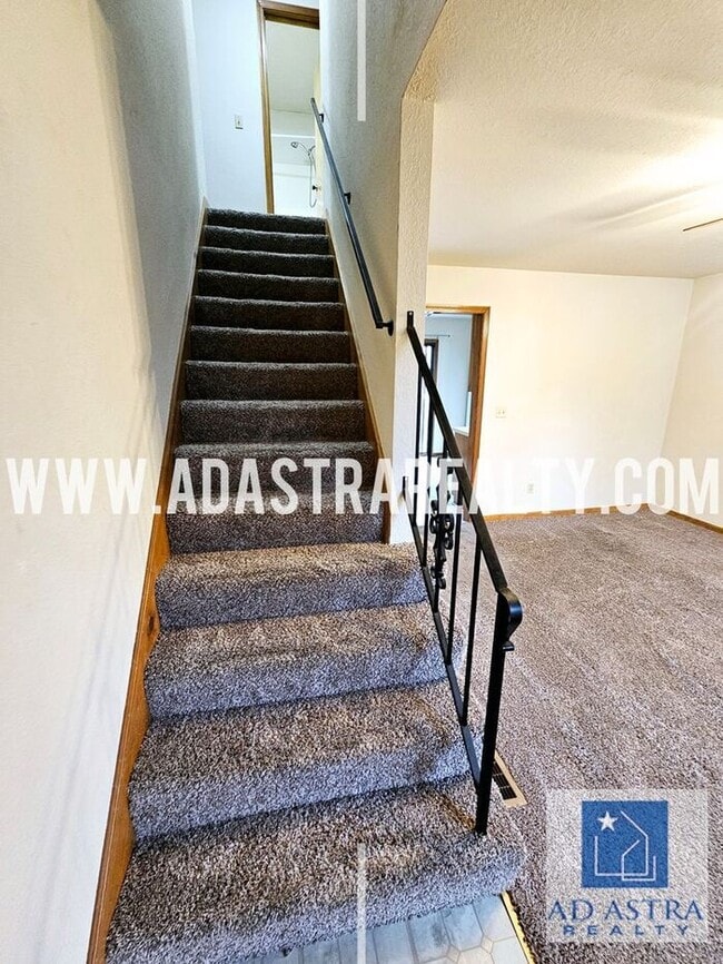 Building Photo - Beautiful Updated Duplex in Grandview-Available in MAY!!