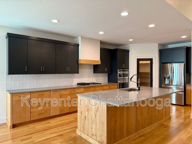 Building Photo - 8925 Pine Ridge Rd