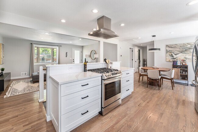 Building Photo - $500 OFF RENT!!!! STUNNING 5BD/3BA Home in...