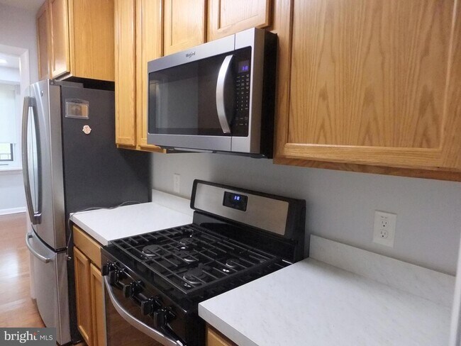 Building Photo - 1637 Oakwood Dr