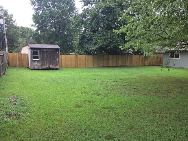 Backyard w/ shed - 215 Magnolia Rd