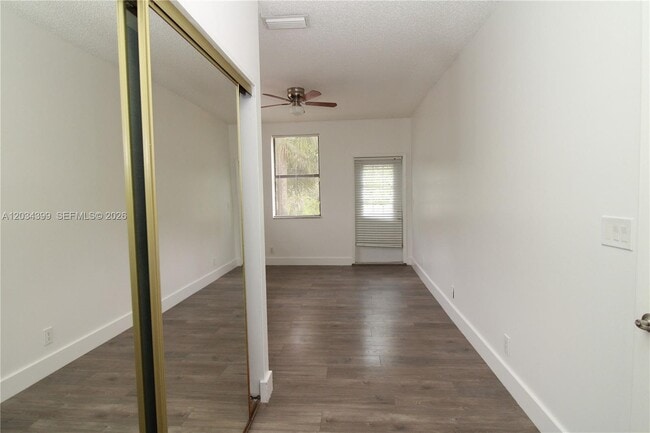 Building Photo - 1423 Avon Ln