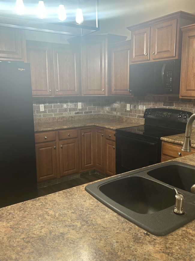 Building Photo - Modern Three Bedroom Townhouse