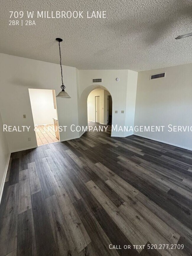 Building Photo - 709 W Millbrook Ln