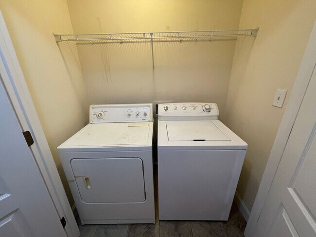 Building Photo - PRE-LEASING FOR AUGUST 2026!