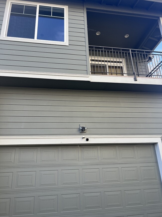 Building Photo - 1526 NE Market Dr